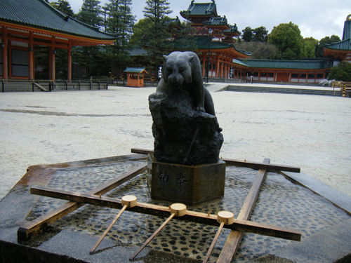 平安神宮の犬の置物の高画質画像
