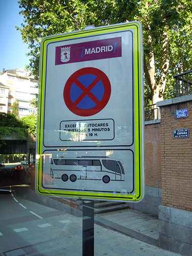 マドリードの交通標識の高画質画像