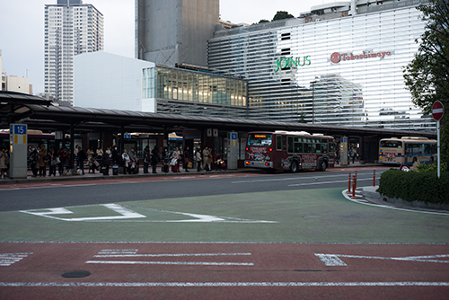 横浜駅西口方面のバス停 フォトスク 無料のフリー高画質写真素材画像