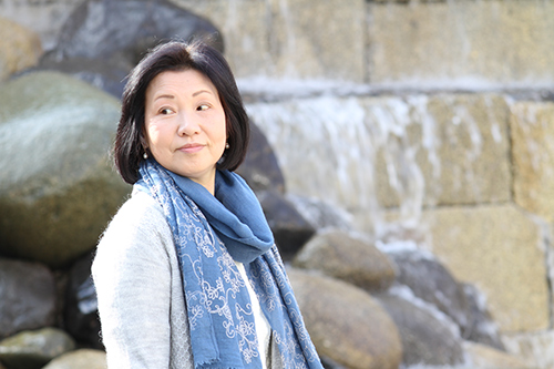 昔はブイブイいわせていたであろう見返り美人な女性 フォトスク 無料のフリー高画質写真素材画像