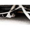 車の下に隠れた猫