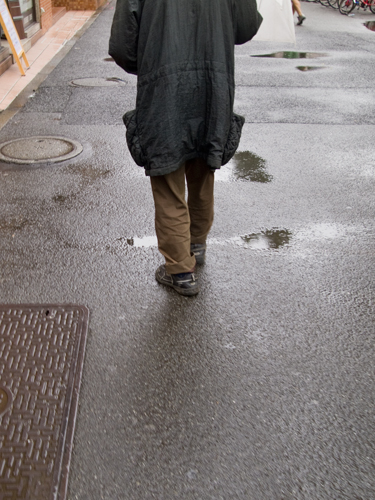 傘を差した男性 1の高画質画像