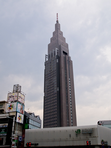 新宿東口から見えるビルの高画質画像