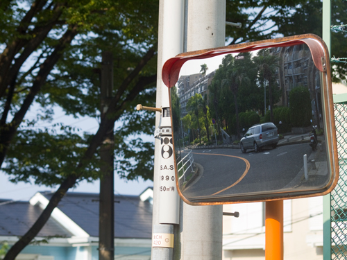 鏡に写った車の高画質画像