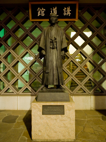 嘉納治五郎像の高画質画像