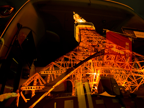 バスに写った東京タワーの高画質画像