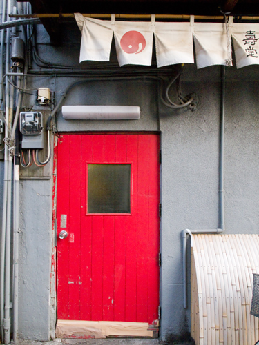 赤いドアの高画質画像