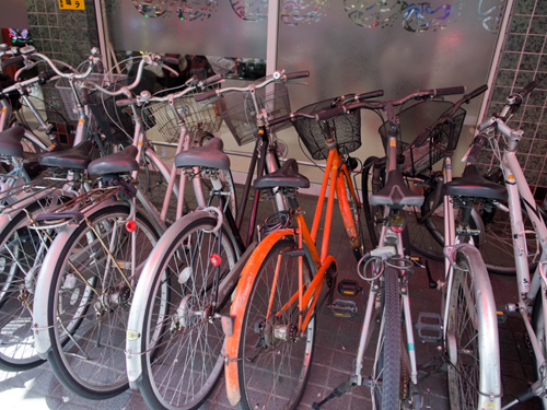 パチンコ店と自転車の高画質画像