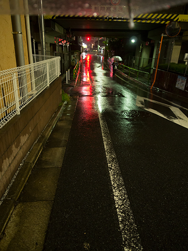 雨が降った夜道 2の高画質画像