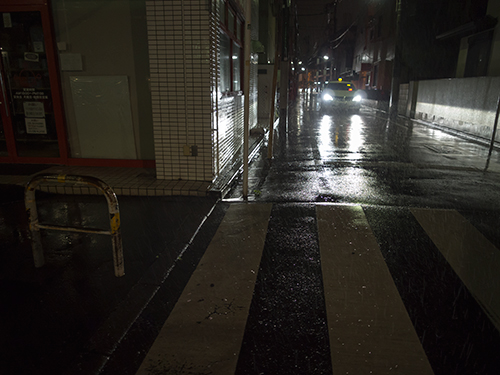 雨が降った夜道 16の高画質画像