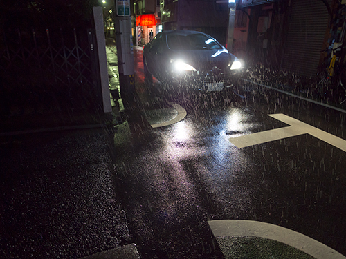 雨が降った夜道 30の高画質画像