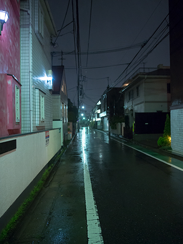 雨が降った夜道の高画質画像
