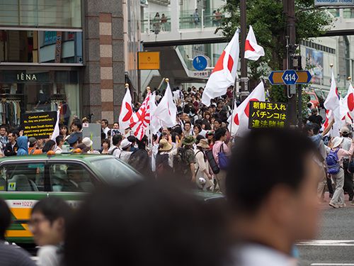 デモ行進、新宿駅周辺 1の高画質画像