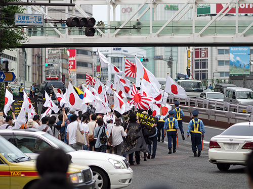 デモ行進、新宿駅周辺 2の高画質画像