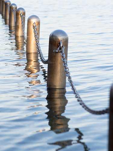 鉄の鎖、海沿いの野鳥公園の高画質画像