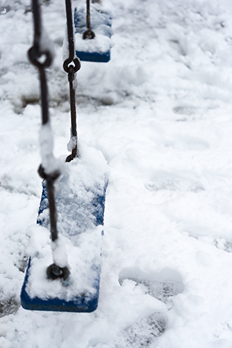 雪が積もったブランコの高画質画像