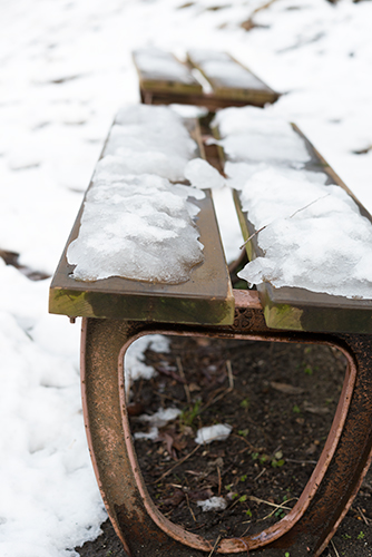 雪が積もったベンチの高画質画像