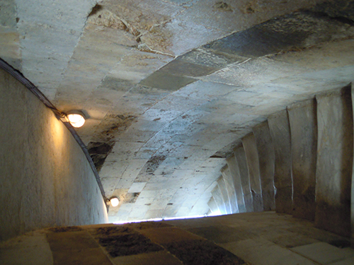 ピサの斜塔内部の階段の高画質画像