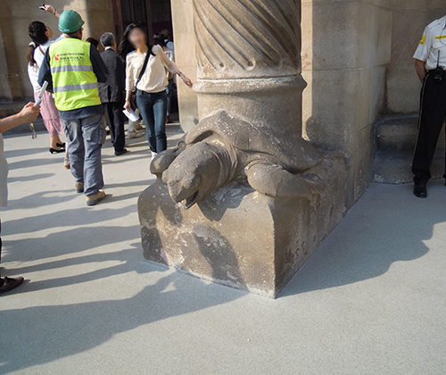 サグラダ・ファミリアの亀の彫刻 2の高画質画像