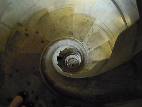 サグラダ・ファミリアの塔、内部の階段 2の高画質画像