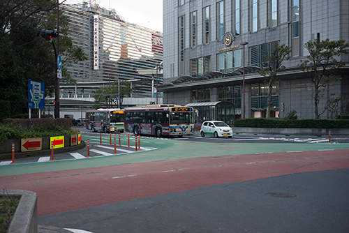 横浜駅西口方面の交差点の高画質画像