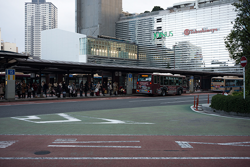 横浜駅西口方面のバス停の高画質画像