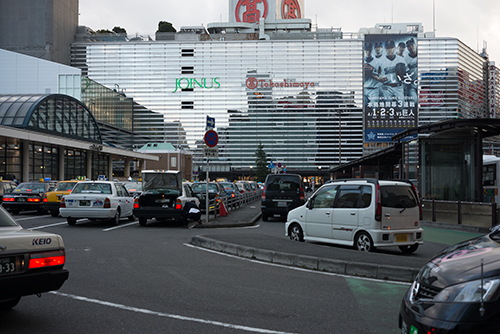 横浜駅西口方面の道路の高画質画像