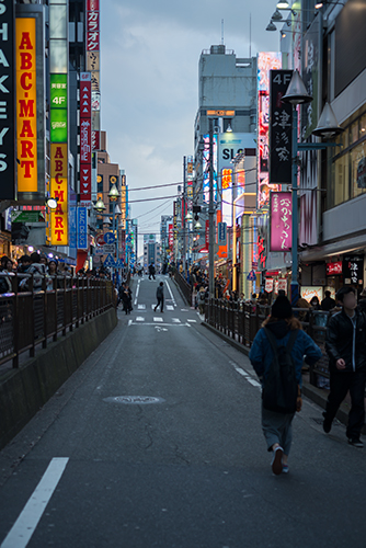 横浜駅の繁華街の高画質画像