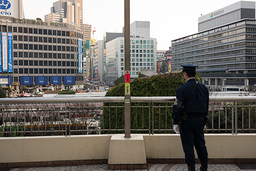 新宿駅西口の警備中の警察の高画質画像