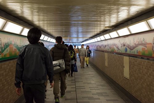 新宿駅のトンネルの高画質画像