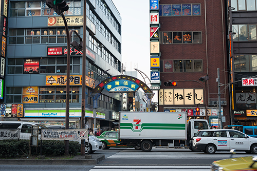 新宿東口の歌舞伎町方面の高画質画像