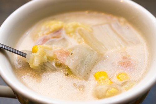 コーンと白菜のスープの高画質画像
