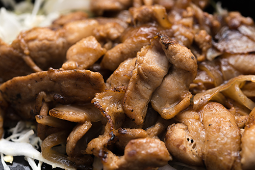 炒めた豚肉のお弁当の高画質画像