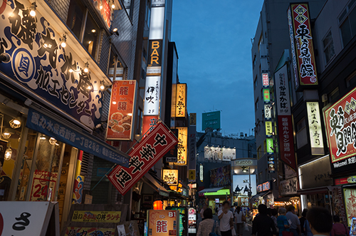 新宿の繁華街の高画質画像