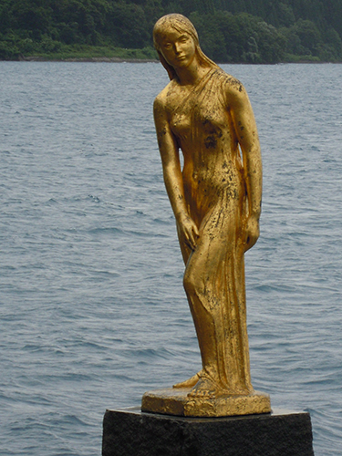 金色の女性の像の高画質画像